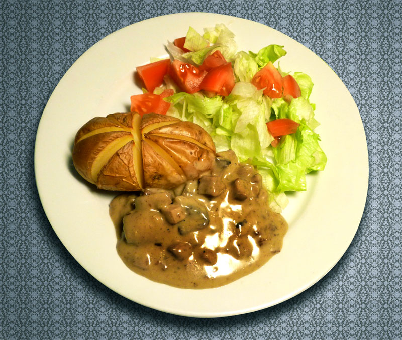 köttstuvning med bakad potatis