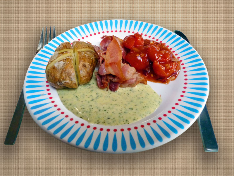 Bakad potatis med bea, bacon och salsa.